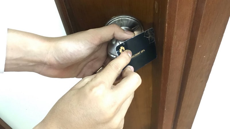 mở khóa cửa gỗ