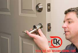 thay khóa cửa gỗ