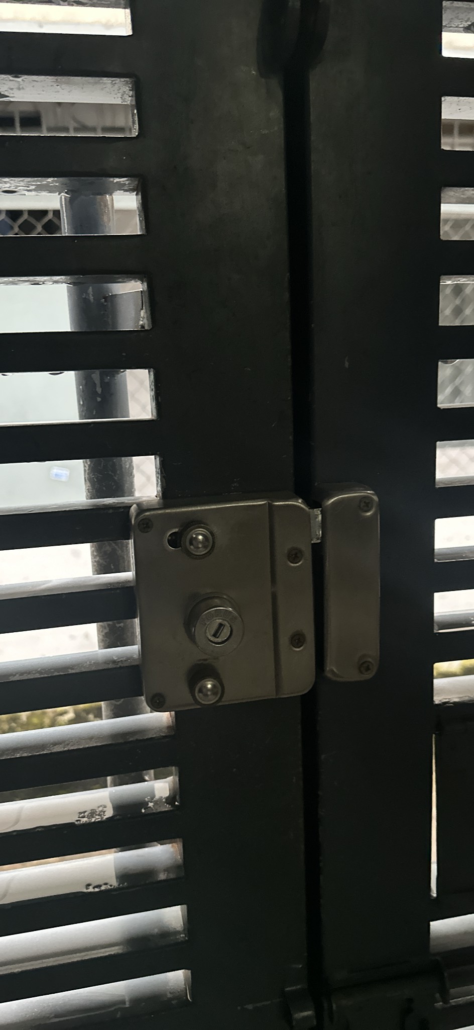 Khóa Cổng Bị Kẹt