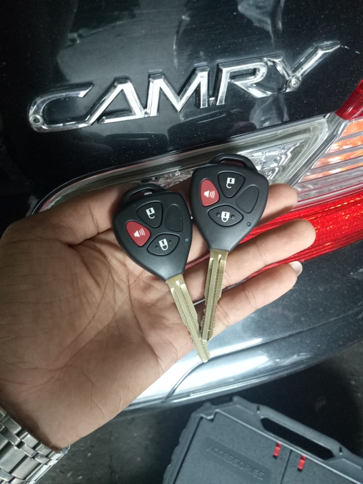 Làm chìa khóa ô tô Camry