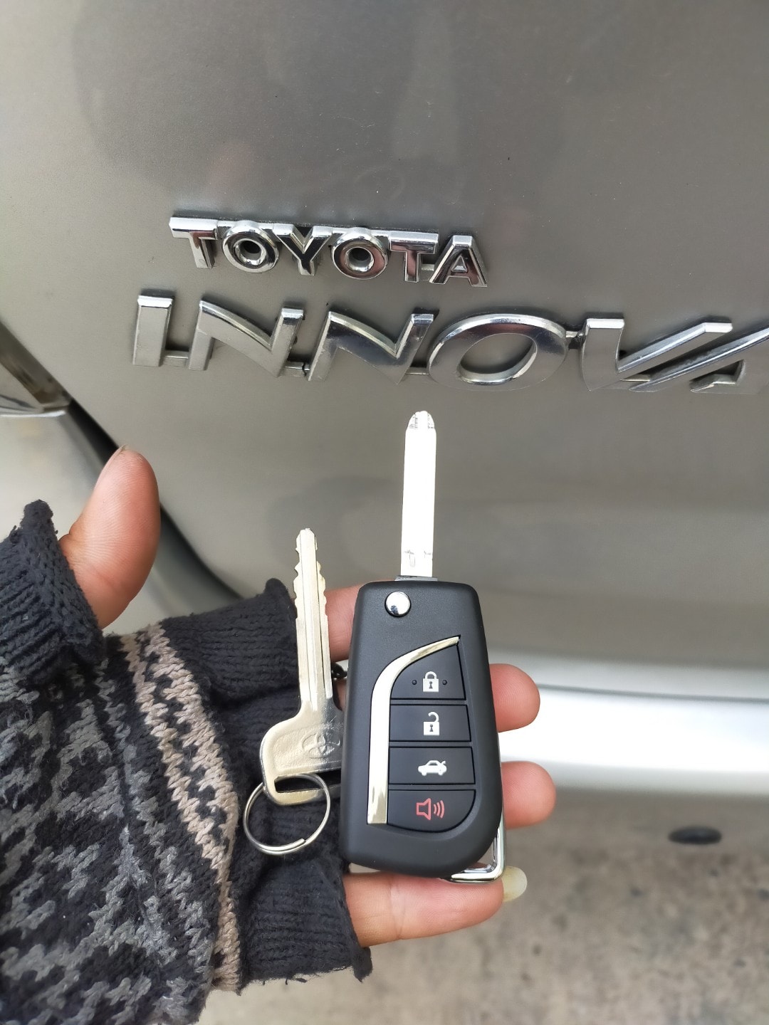 Làm chìa khóa ô tô Innova