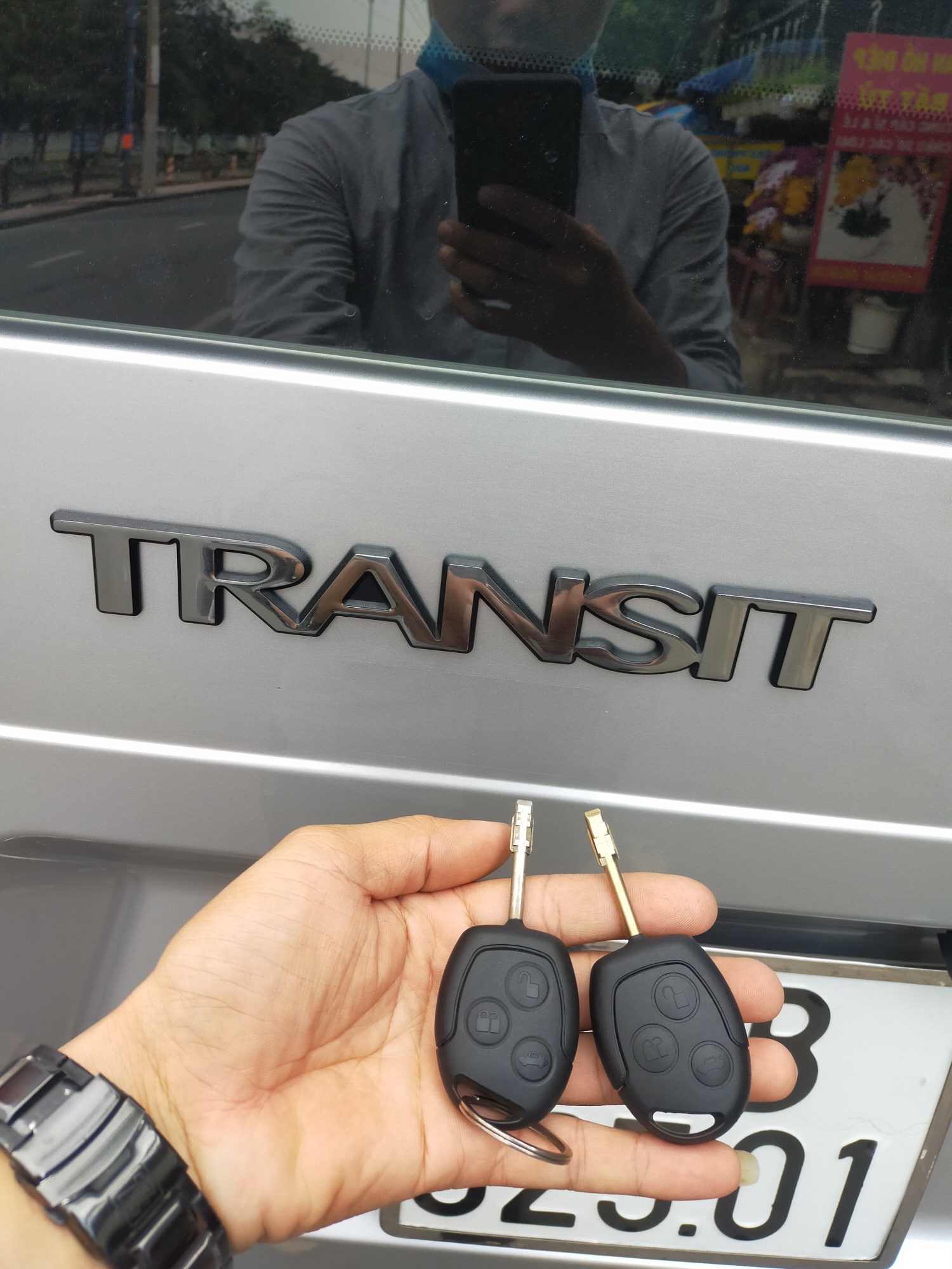 Làm chìa khóa ô tô Ford Transit
