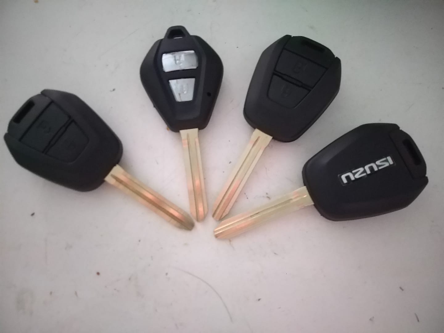 Làm chìa khóa ô tô Isuzu